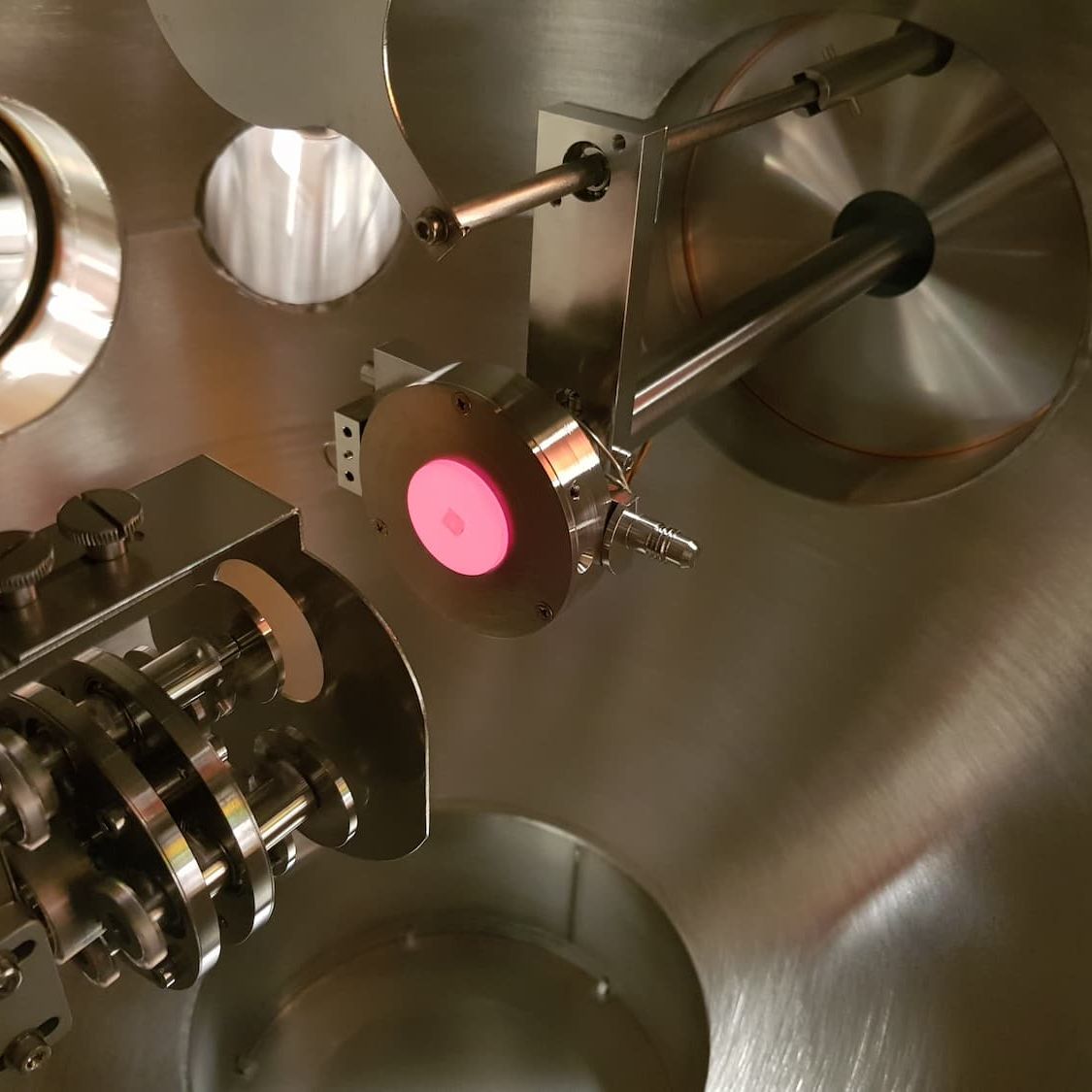 demcon-tsst-pulsed-laser-deposition-light